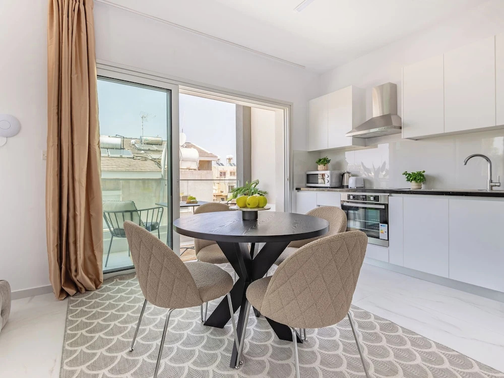 Лимассол: Sanders Cruise - Elegant Studio Apt With Balcony