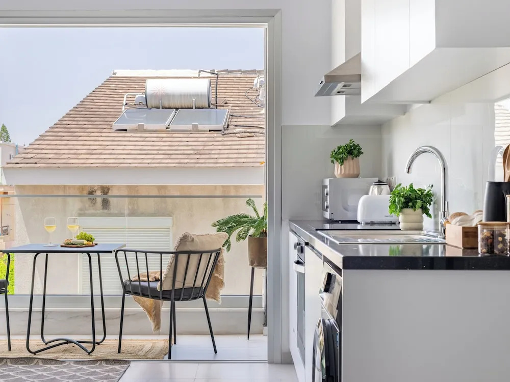 Лимассол: Sanders Cruise - Elegant Studio Apt With Balcony