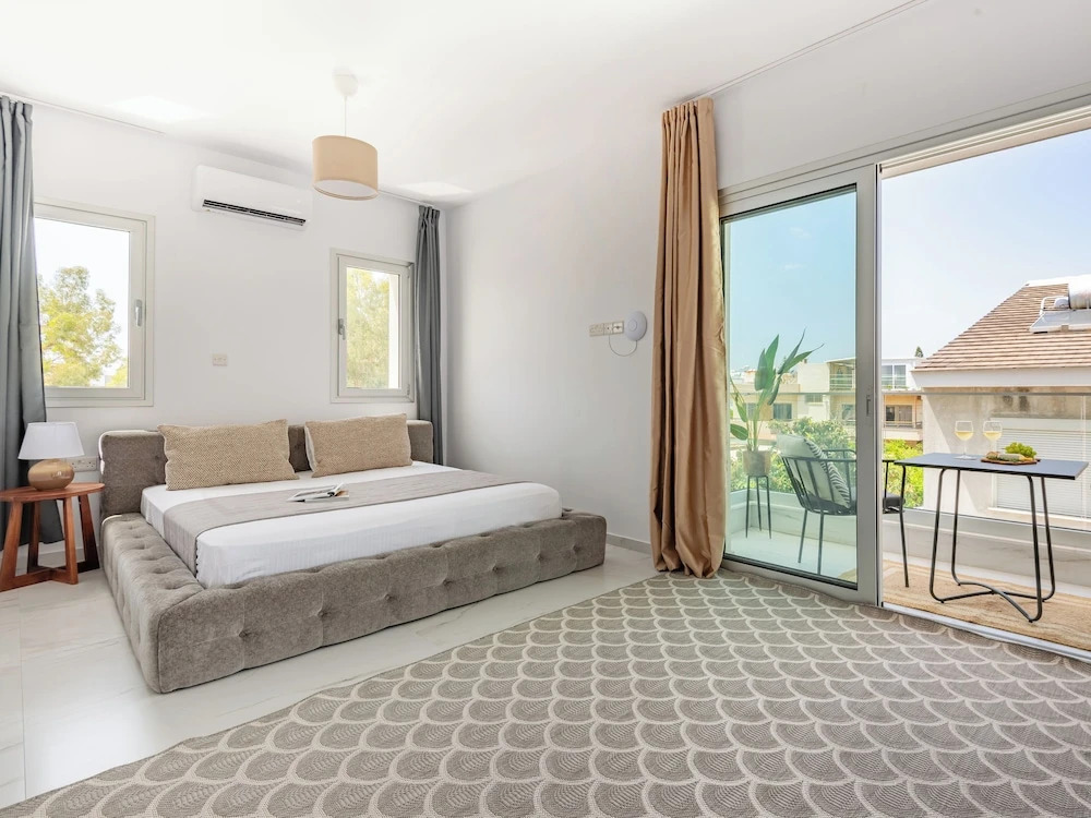 Лимассол: Sanders Cruise - Elegant Studio Apt With Balcony