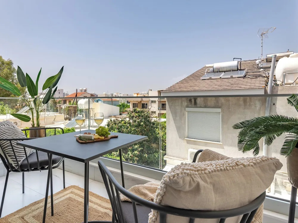 Лимассол: Sanders Cruise - Elegant Studio Apt With Balcony