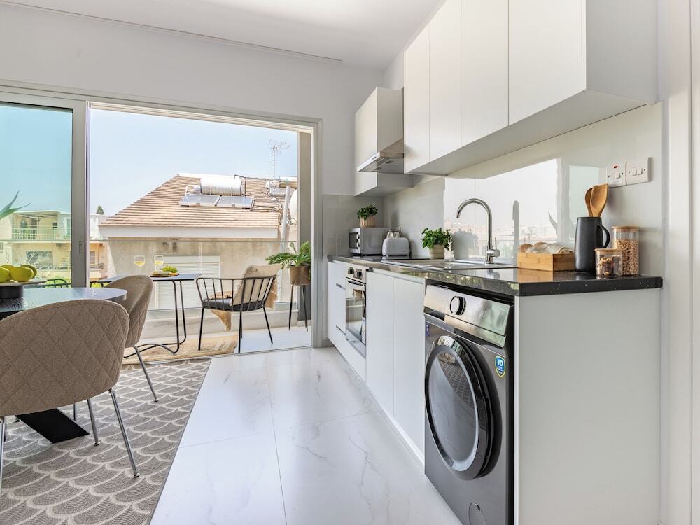 Лимассол: Sanders Cruise - Spacious Studio Apt With Balcony