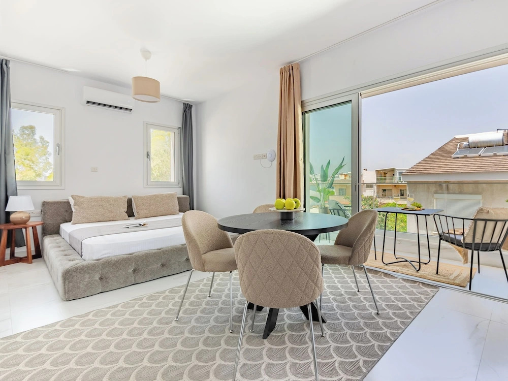 Лимассол: Sanders Cruise - Spacious Studio Apt With Balcony