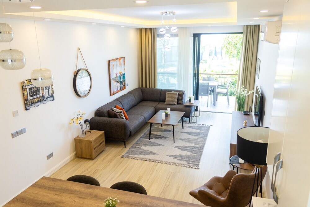 Калогреа: Elegant Two-bedroom Apartment in Upscale Surroundings