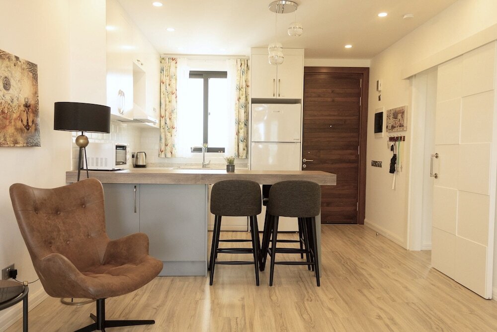 Калогреа: Elegant Two-bedroom Apartment in Upscale Surroundings