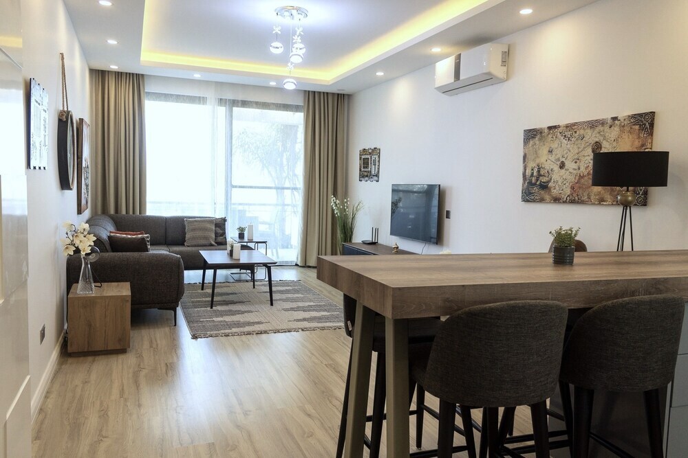 Калогреа: Elegant Two-bedroom Apartment in Upscale Surroundings