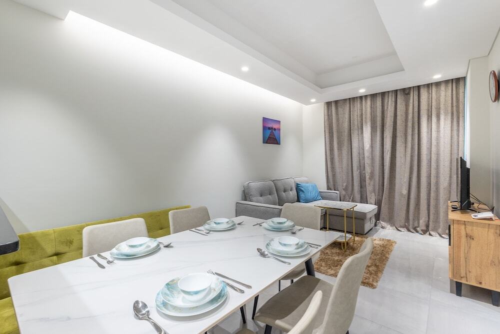 Дубай: SuperHost - Comfort 1BR Centurion Onyx Retreat with Balcony