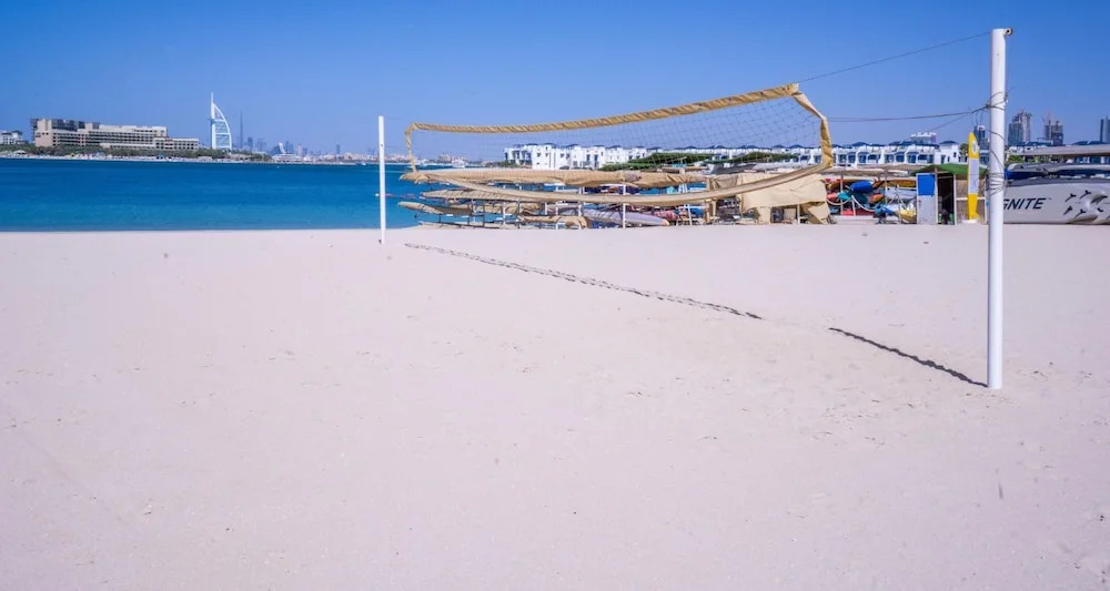 Дубай: Chic Beachside 3BR Living at the Palm