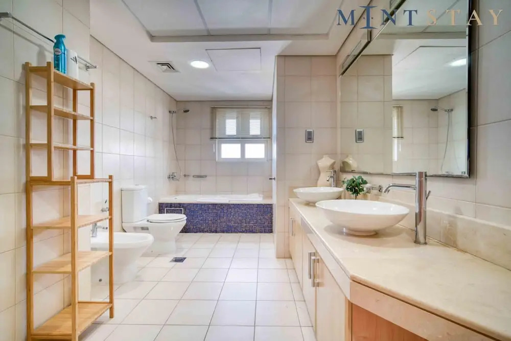 Дубай: Chic Beachside 3BR Living at the Palm