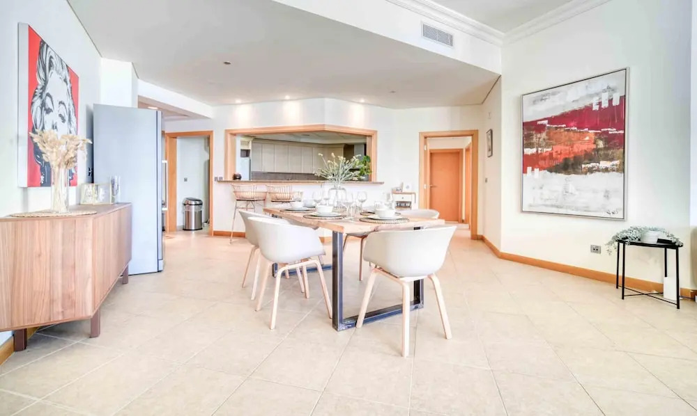 Дубай: Chic Beachside 3BR Living at the Palm