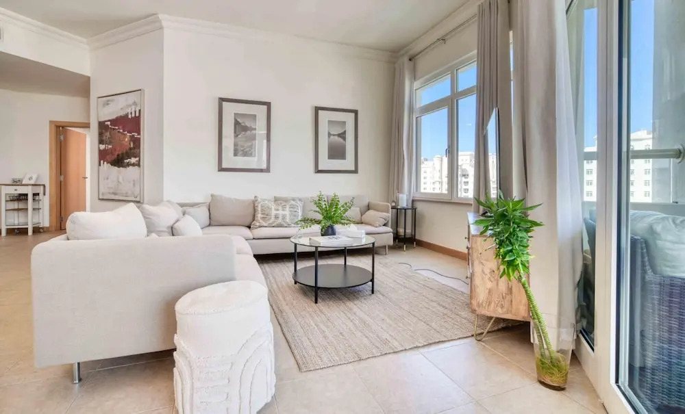 Дубай: Chic Beachside 3BR Living at the Palm