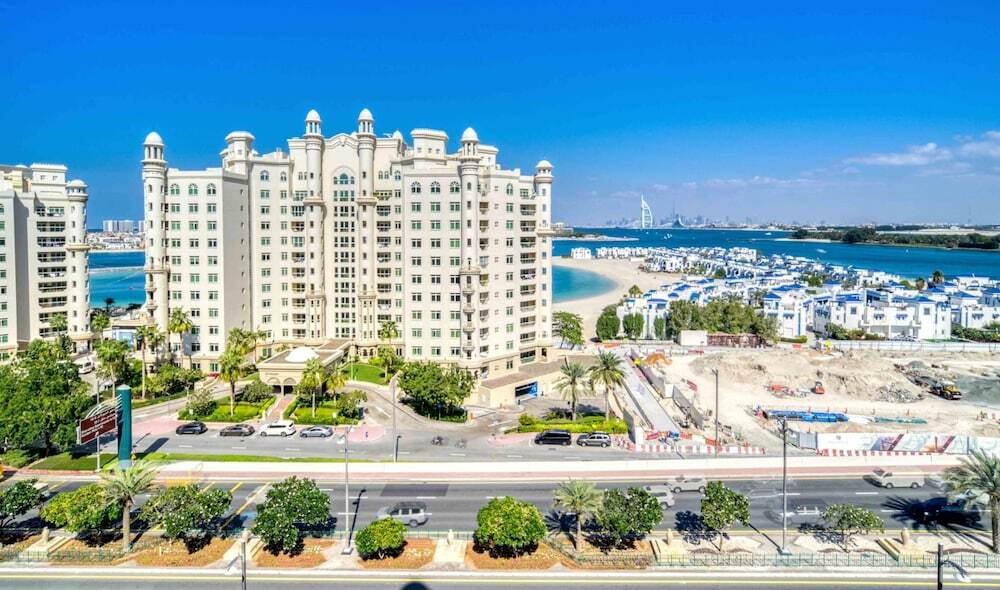 Дубай: Chic Beachside 3BR Living at the Palm