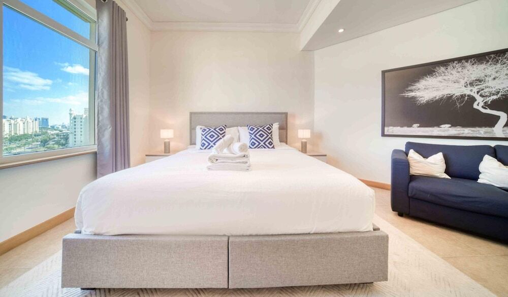 Дубай: Chic Beachside 3BR Living at the Palm