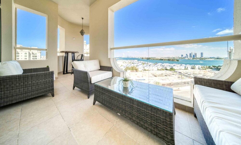 Дубай: Chic Beachside 3BR Living at the Palm