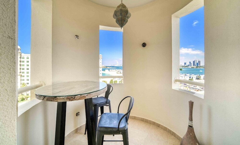 Дубай: Chic Beachside 3BR Living at the Palm