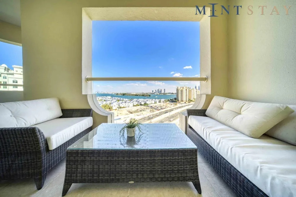 Дубай: Chic Beachside 3BR Living at the Palm