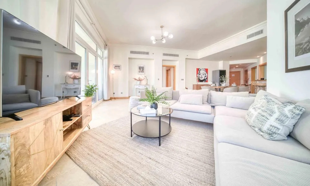 Дубай: Chic Beachside 3BR Living at the Palm