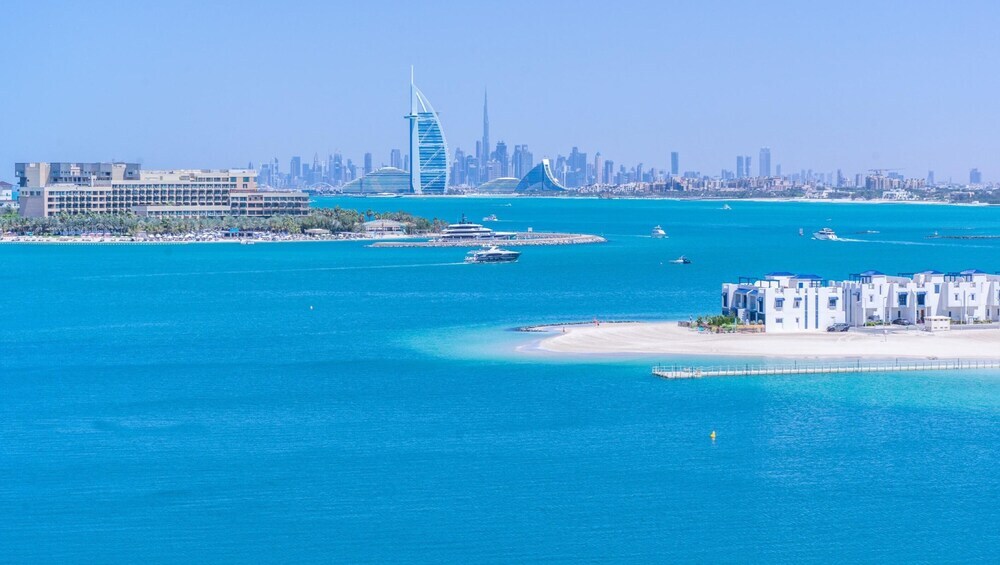 Дубай: Chic Beachside 3BR Living at the Palm