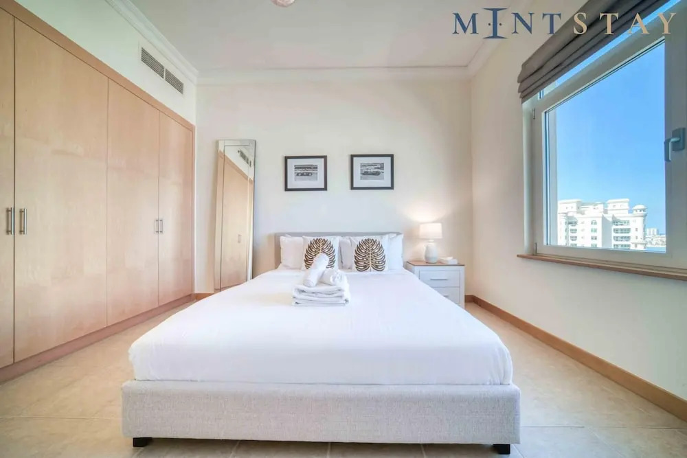 Дубай: Chic Beachside 3BR Living at the Palm