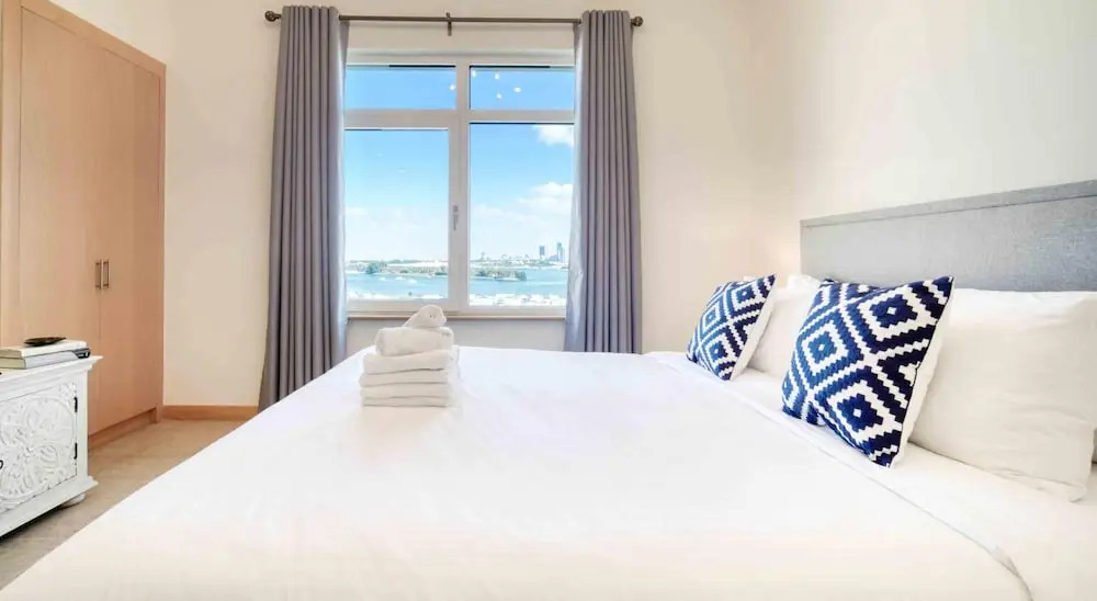Дубай: Chic Beachside 3BR Living at the Palm