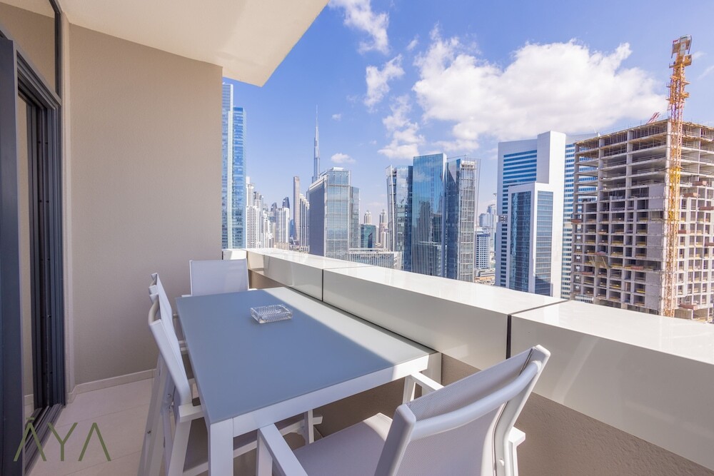 Дубай: Aya - Canal Skyline Suite/ One BR Haven at ZADA Tower