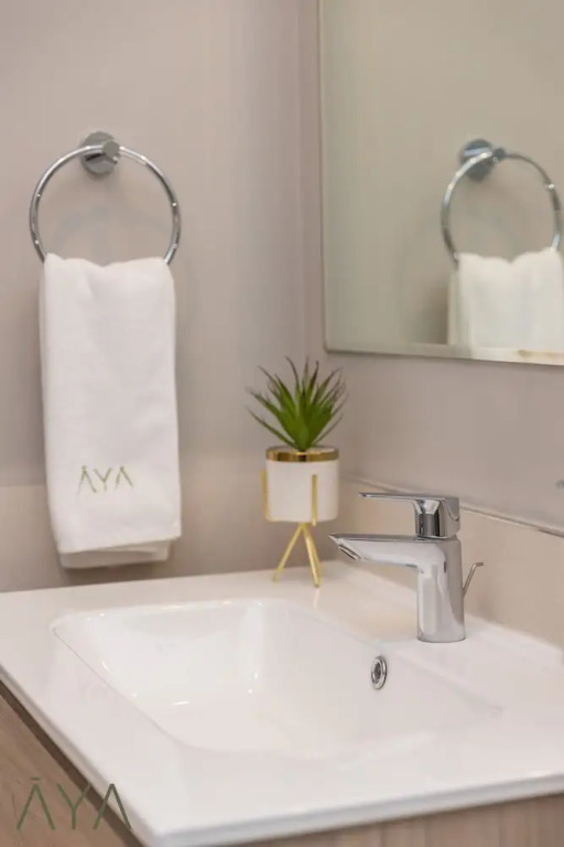 Дубай: Aya - Canal Skyline Suite/ One BR Haven at ZADA Tower