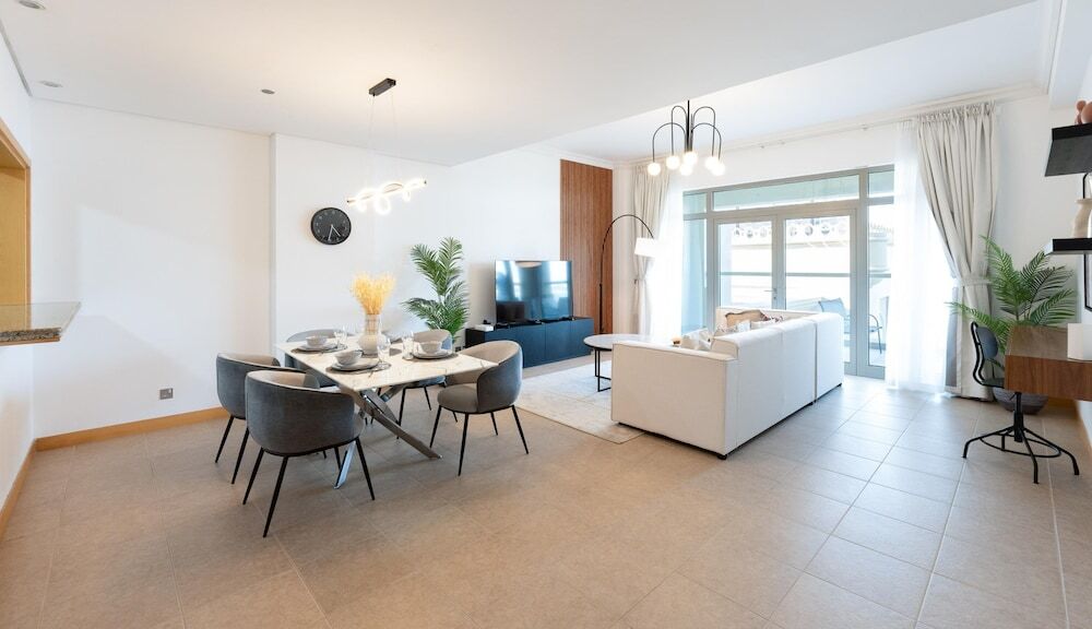 Дубай: Amazing 1BR at the Palm w Beach Pool Access