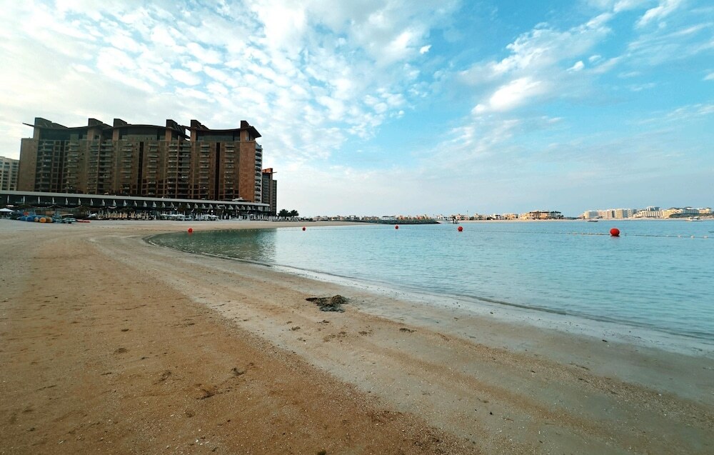 Дубай: Amazing 1BR at the Palm w Beach Pool Access