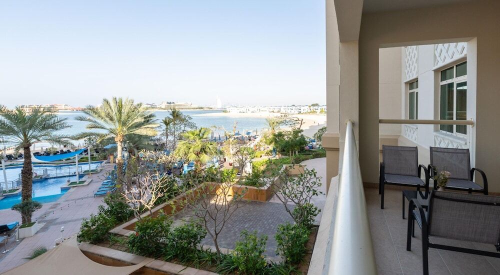 Дубай: Amazing 1BR at the Palm w Beach Pool Access