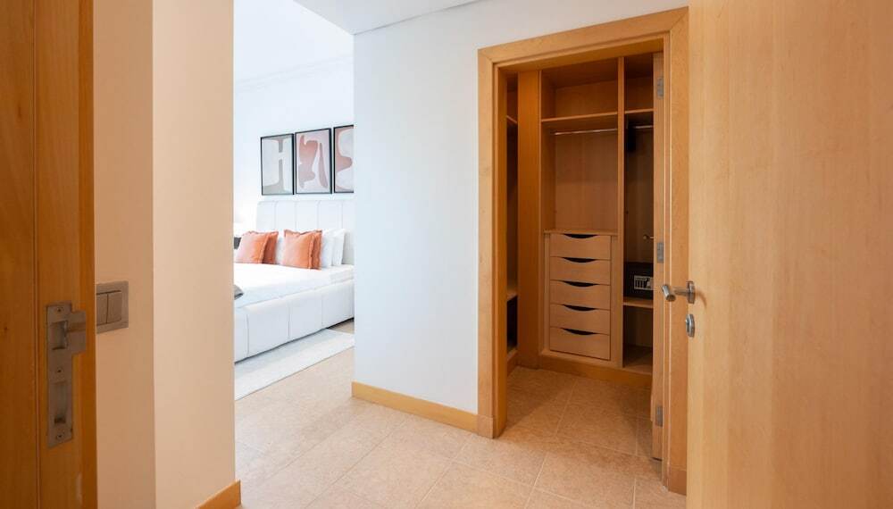Дубай: Amazing 1BR at the Palm w Beach Pool Access