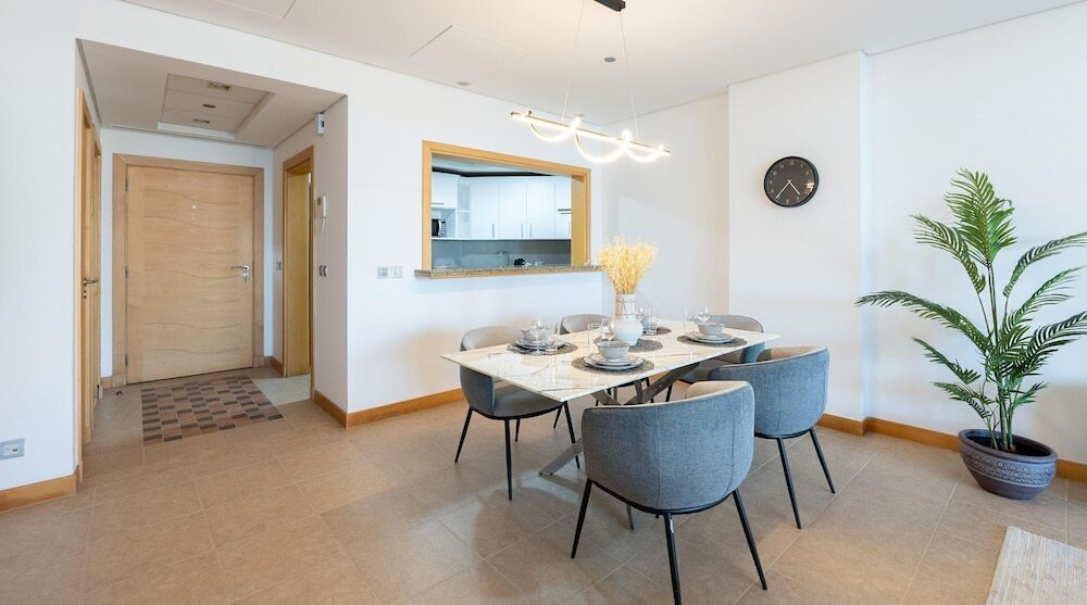 Дубай: Amazing 1BR at the Palm w Beach Pool Access
