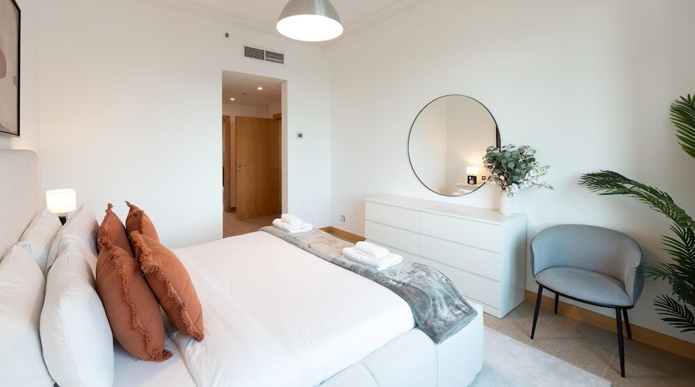 Дубай: Amazing 1BR at the Palm w Beach Pool Access