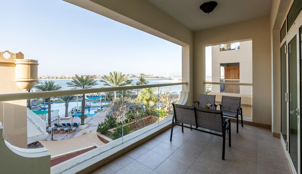 Дубай: Amazing 1BR at the Palm w Beach Pool Access