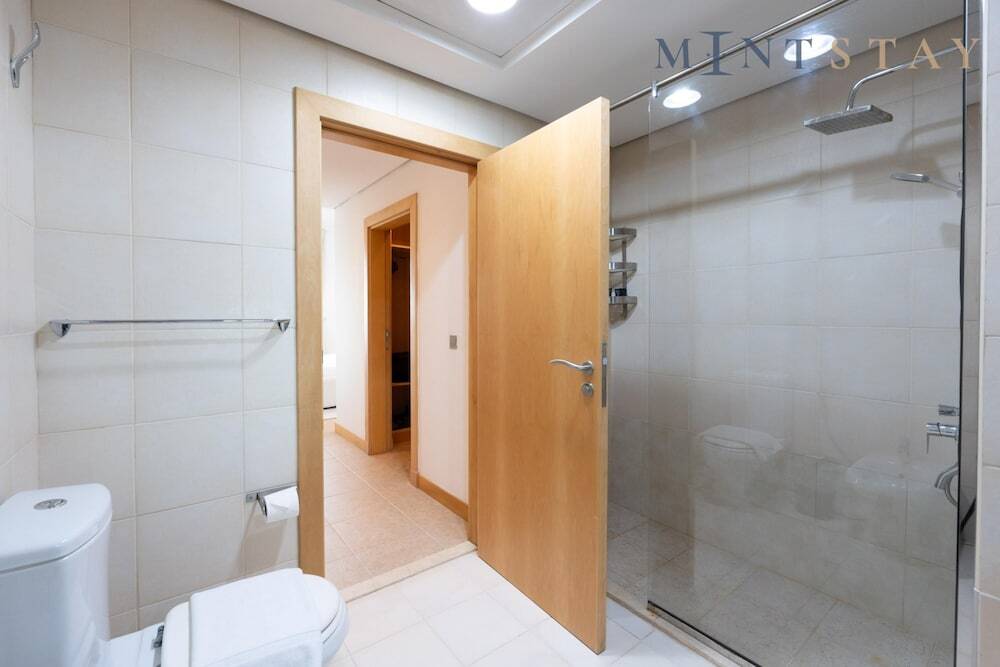 Дубай: Amazing 1BR at the Palm w Beach Pool Access