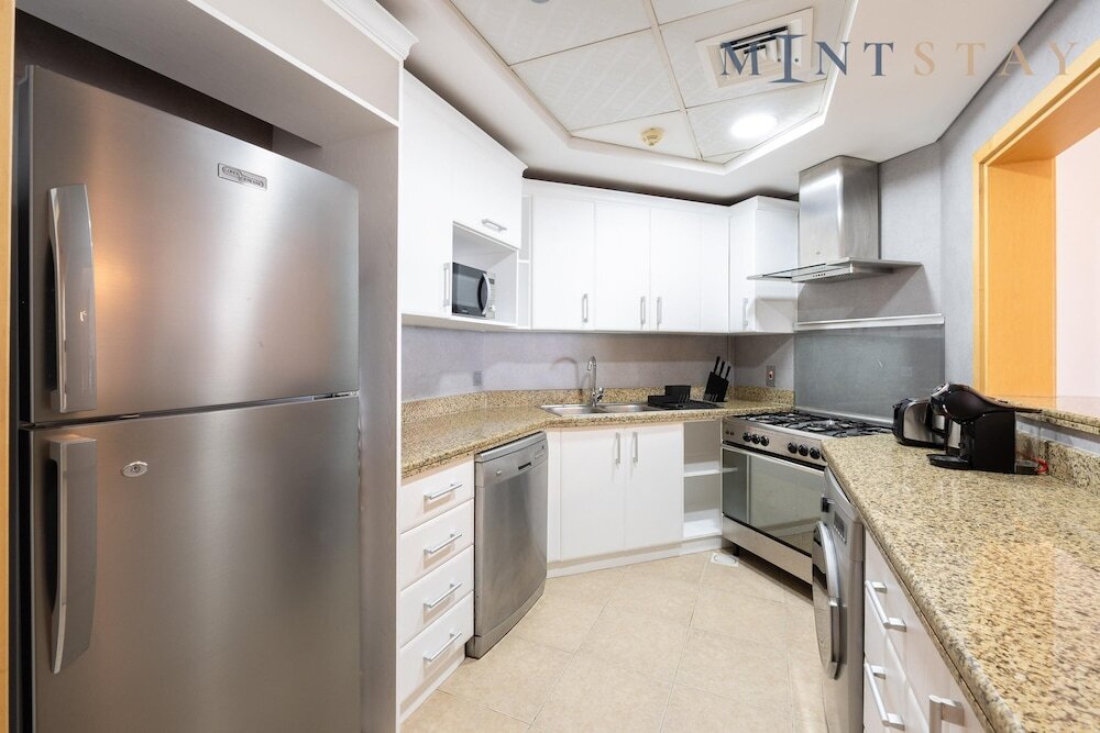 Дубай: Amazing 1BR at the Palm w Beach Pool Access