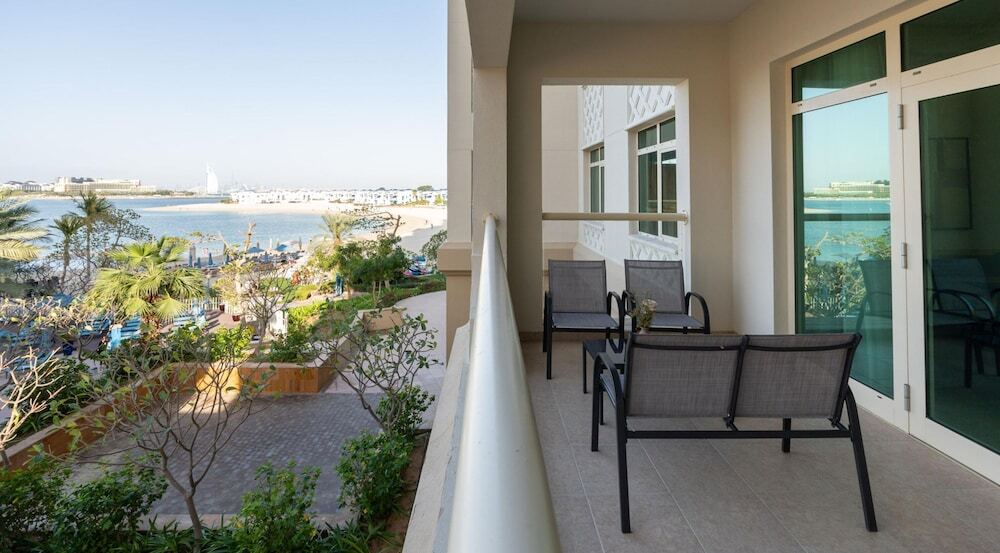Дубай: Amazing 1BR at the Palm w Beach Pool Access