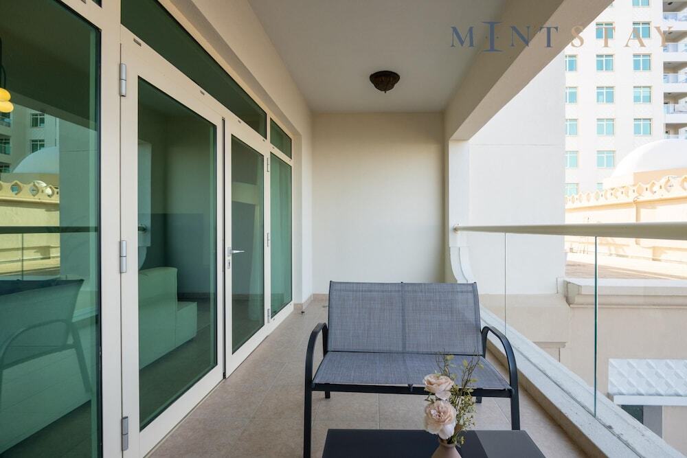 Дубай: Amazing 1BR at the Palm w Beach Pool Access
