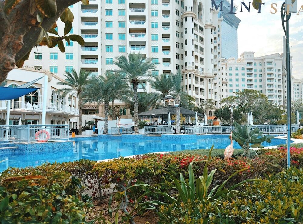 Дубай: Amazing 1BR at the Palm w Beach Pool Access