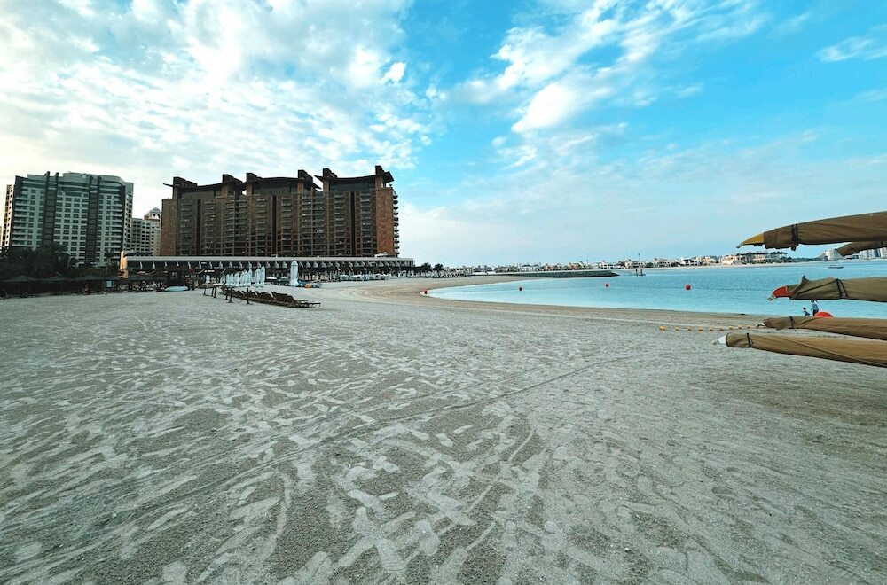 Дубай: Amazing 1BR at the Palm w Beach Pool Access