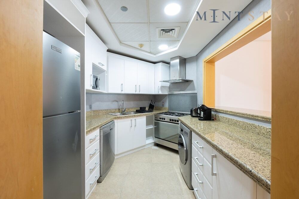 Дубай: Amazing 1BR at the Palm w Beach Pool Access