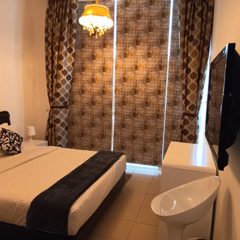 Дубай: Remarkable 2-bed Apartment in Dubai