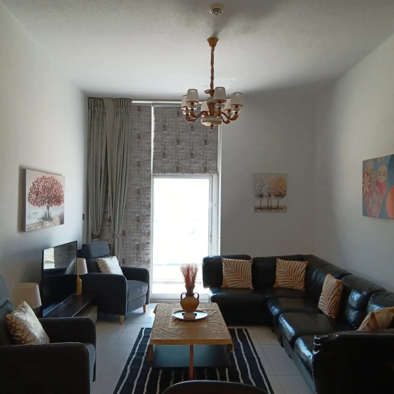 Дубай: Remarkable 2-bed Apartment in Dubai