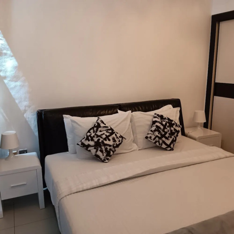 Дубай: Remarkable 2-bed Apartment in Dubai