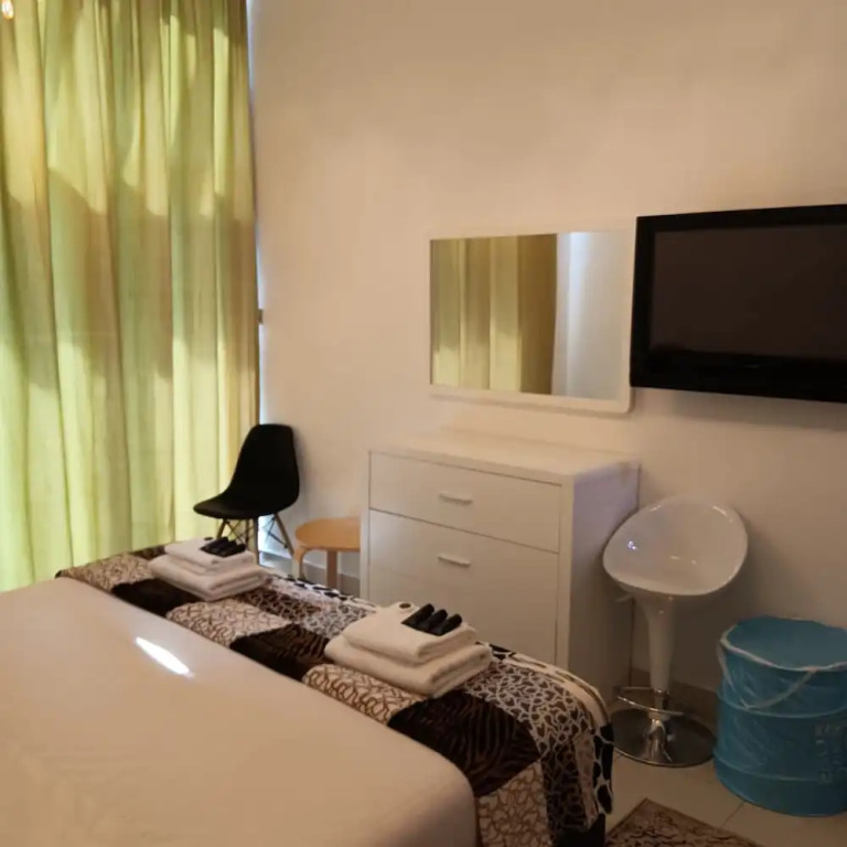 Дубай: Remarkable 2-bed Apartment in Dubai