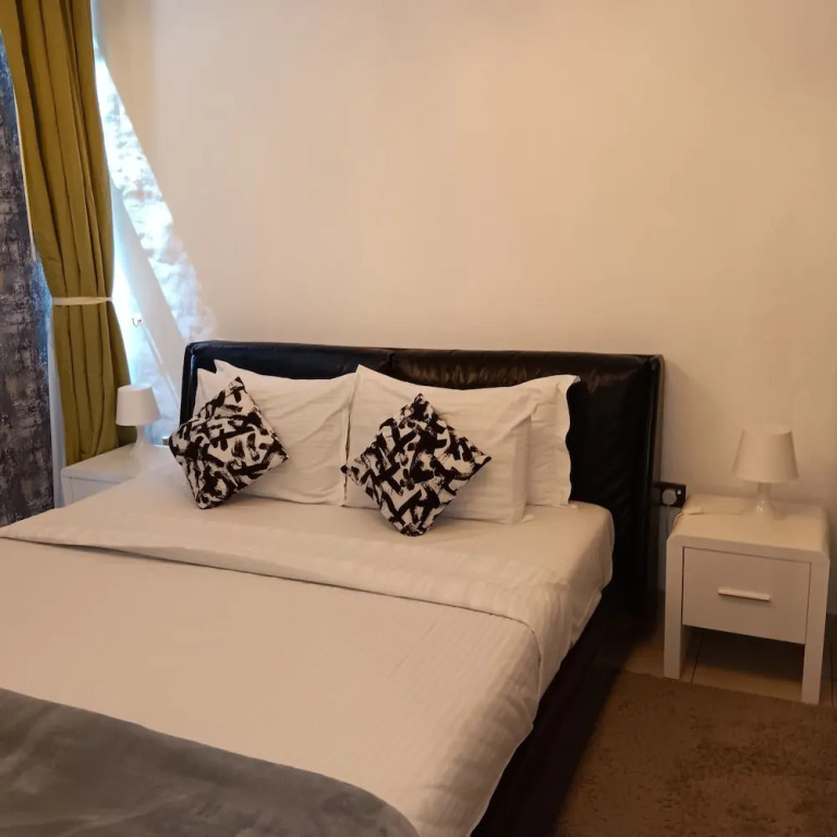 Дубай: Remarkable 2-bed Apartment in Dubai