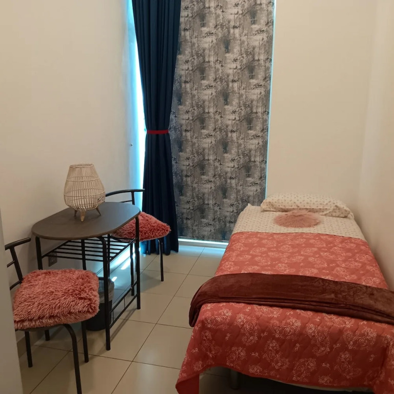 Дубай: Remarkable 2-bed Apartment in Dubai