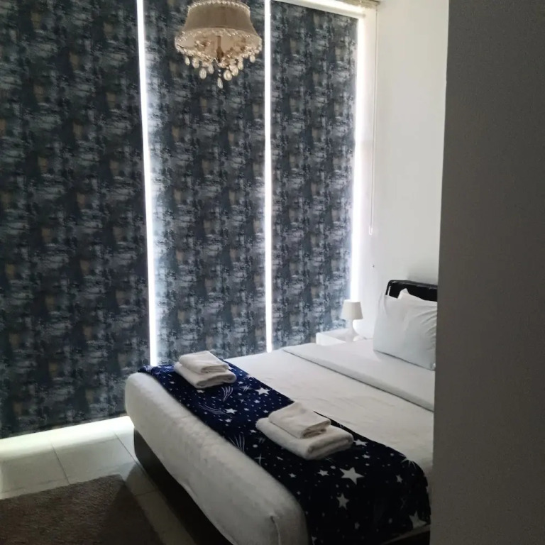 Дубай: Remarkable 2-bed Apartment in Dubai