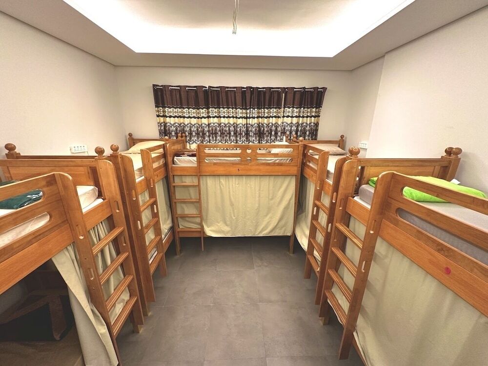 Дубай: Lakeside Hostel Downtown