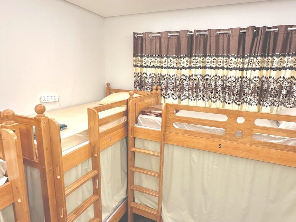 Дубай: Lakeside Hostel Downtown
