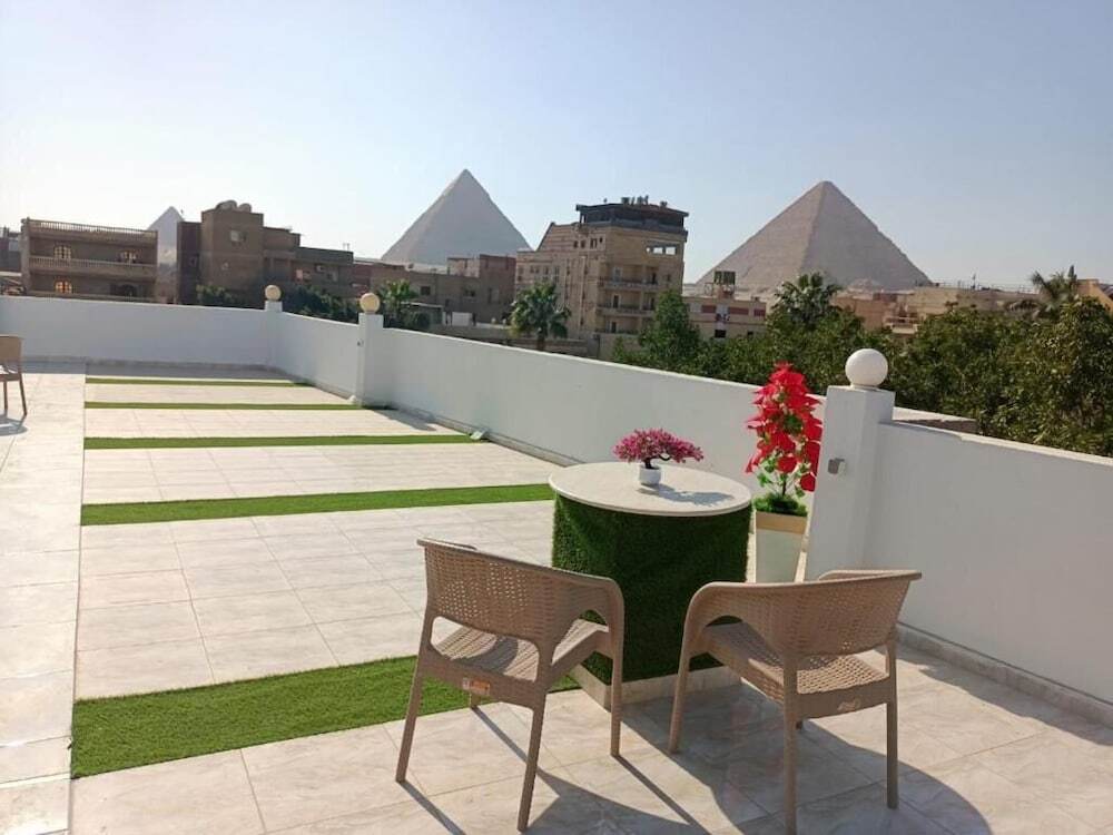 Гиза: Nefertiti Pyramids View