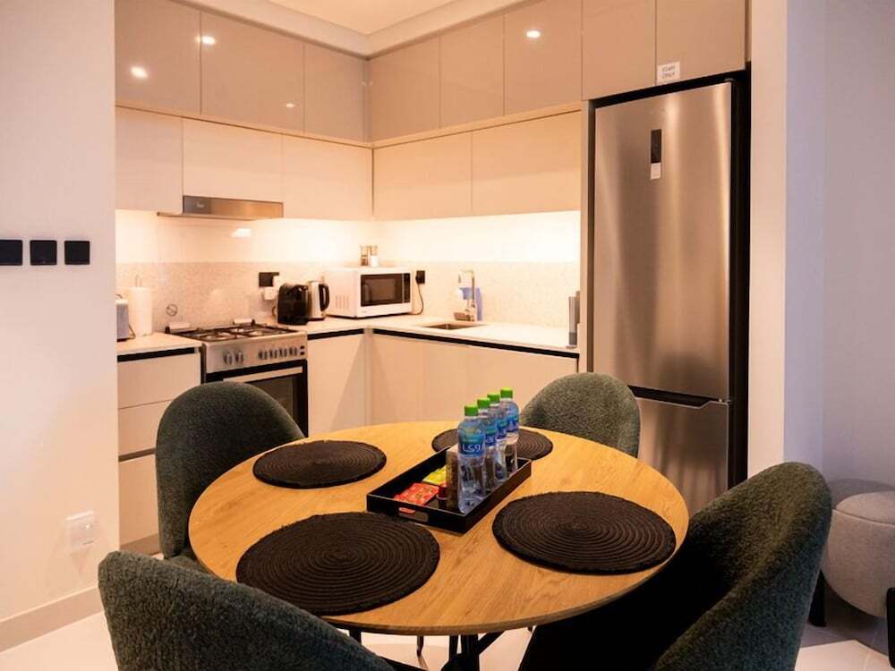 Дубай: Tranquil 1BR Haven in the Heart of Vista